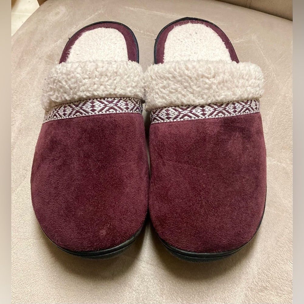 Isotoner Cozy Slippers with Faux Fur Trim Size 7.5-8